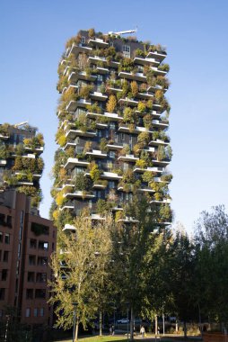 Milano, ITALIA - 02 Kasım - 2024: Milano 'daki Bosco Verticale, ağaçlar ve bitkilerle kaplı iki kule, kentin merkezindeki yeşil mimariyi sembolize ediyor