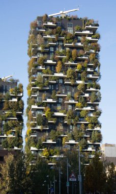 Milano, ITALIA - 02 Kasım - 2024: Milano 'daki Bosco Verticale, ağaçlar ve bitkilerle kaplı iki kule, kentin merkezindeki yeşil mimariyi sembolize ediyor