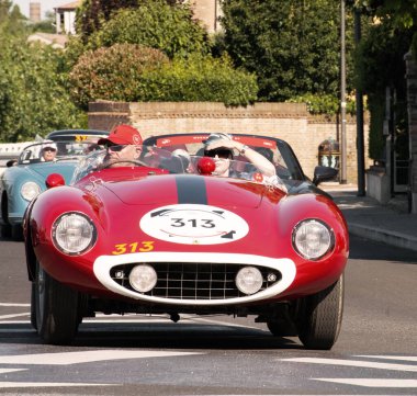 FERRARA, ITALY - 15 - 2024: FERRARI 750 MONZA Spider SCAGLIETTI 1955 Mille Miglia 2024 rallisinde eski bir yarış arabası üzerinde ünlü İtalyan tarihi yarışı (1927-1957)