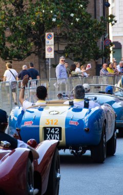 FERRARA, İTALYA - 15 Haziran 2024: FERRARI 375 MM Örümcek PININ FARINA 1953 2024 Mille Miglia boyunca Ferrara sokaklarında klasik bir araba yarışı.