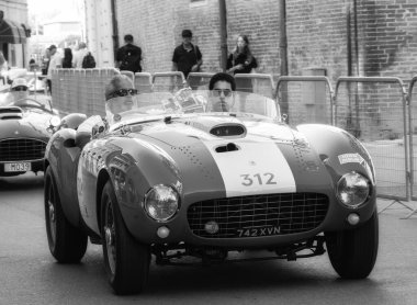 FERRARA, İTALYA - 15 Haziran 2024: FERRARI 375 MM Örümcek PININ FARINA 1953 2024 Mille Miglia boyunca Ferrara sokaklarında klasik bir araba yarışı.