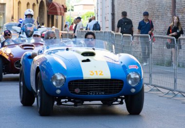 FERRARA, İTALYA - 15 Haziran 2024: FERRARI 375 MM Örümcek PININ FARINA 1953 2024 Mille Miglia boyunca Ferrara sokaklarında klasik bir araba yarışı.