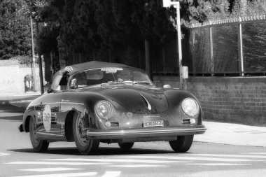 FERRARA, İtalya - 15 Haziran 2024: PORSCHE 356 1500 SPEEDSTER 1955 2024 Mille Miglia boyunca Ferrara sokaklarında klasik bir araba yarışır..