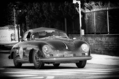 FERRARA, İtalya - 15 Haziran 2024: PORSCHE 356 1500 SPEEDSTER 1955 2024 Mille Miglia boyunca Ferrara sokaklarında klasik bir araba yarışır..