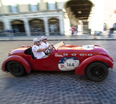 FERRARA, İtalya - 15 Haziran 2024: HeALEY 2400 SILVERStONE E-TYPE 1950 Ferrara sokaklarında 2024 Mille Miglia boyunca klasik araba yarışları