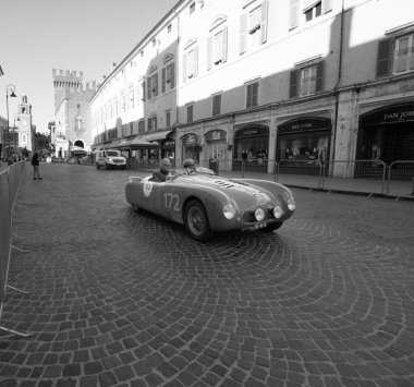 FERRARA, İtalya - 15 Haziran 2024: CISITALIA 202 S MM Örümcek 1947 klasik araba yarışı Ferrara sokaklarında 2024 Mille Miglia boyunca devam etti.