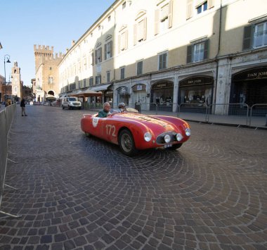 FERRARA, İtalya - 15 Haziran 2024: CISITALIA 202 S MM Örümcek 1947 klasik araba yarışı Ferrara sokaklarında 2024 Mille Miglia boyunca devam etti.
