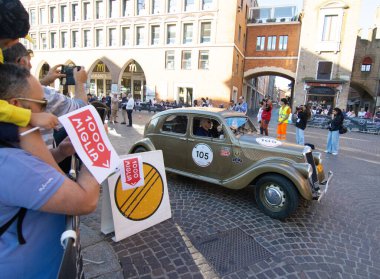 FERRARA, İtalya - 15 Haziran 2024: LANCIA APRILIA BERLINA 1350 1937 klasik araba yarışı Ferrara caddelerinde 2024 Mille Miglia boyunca devam etti.