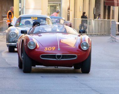 FERRARA, İtalya - 15 Haziran - 2024: ALFA ROMEO 1900 SPORT Örümcek 1954 klasik araba yarışları Ferrara sokaklarında 2024 Mille Miglia