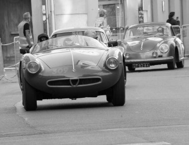FERRARA, İtalya - 15 Haziran - 2024: ALFA ROMEO 1900 SPORT Örümcek 1954 klasik araba yarışları Ferrara sokaklarında 2024 Mille Miglia