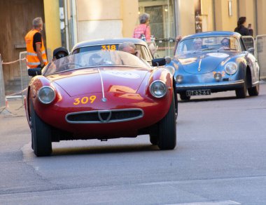 FERRARA, İtalya - 15 Haziran - 2024: ALFA ROMEO 1900 SPORT Örümcek 1954 klasik araba yarışları Ferrara sokaklarında 2024 Mille Miglia