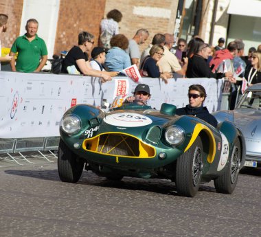 FERRARA, İtalya - 15 Haziran 2024: ASTON MARTIN DB 3 S 1953 klasik araba yarışı Ferrara sokaklarında 2024 Mille Miglia
