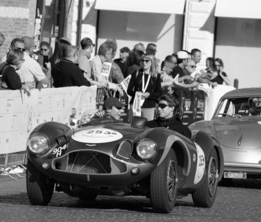 FERRARA, İtalya - 15 Haziran 2024: ASTON MARTIN DB 3 S 1953 klasik araba yarışı Ferrara sokaklarında 2024 Mille Miglia