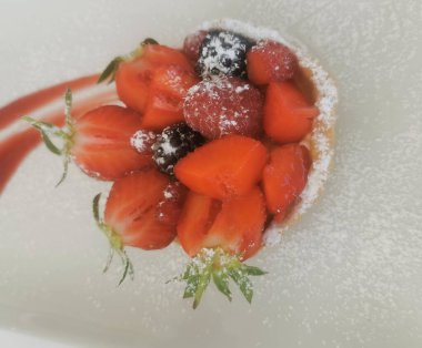 Sardunya 'nın engebeli kuzey kıyıları boyunca uzanan Rena Majore geniş beyaz kumları, kristal turkuaz suları ve dramatik granit kaya oluşumlarıyla büyülenir.