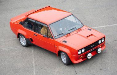 PARMA VARANO, ITALIA - 9 NOV - 2024: Fiat 131 Abarth ralli klasik araba