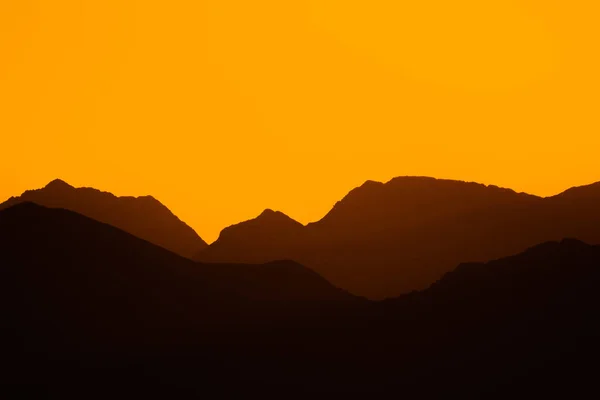 Paisaje Silueta Montaña Atardecer Amanecer Con Colores Naranja Hora Dorada —  Fotos de Stock