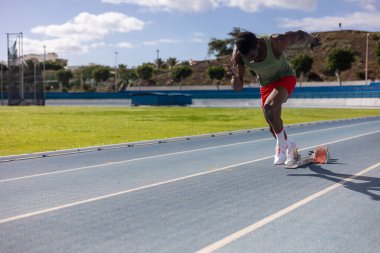 Afrikalı koşucu atletizm pistinde bir yarış başlatıyor