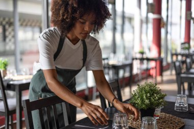 Genç Afrikalı garson kadın.