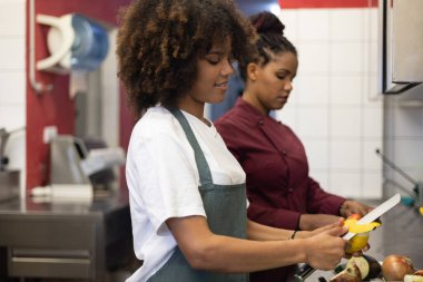 Mutfakta çalışan genç Afrikalı kadınların portresi