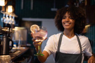 Güzel genç Afrikalı barmen içki dağıtıyor.