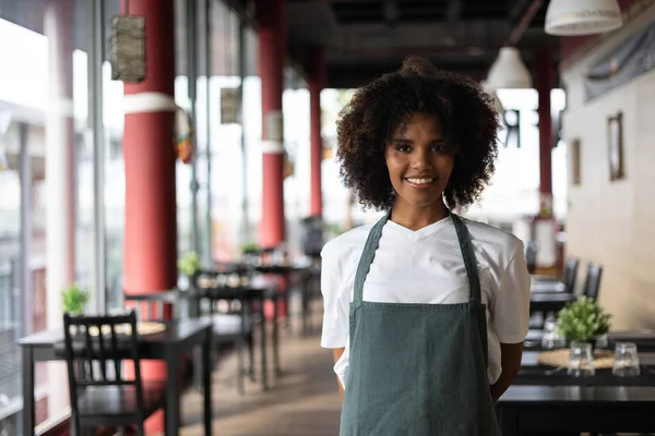 非洲年轻漂亮女服务员在餐馆的画像 — 图库照片