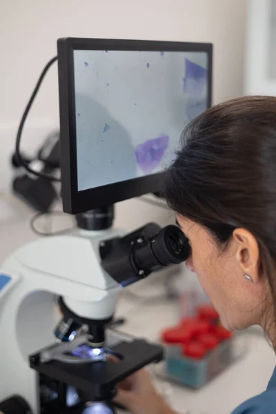 Närbild Kvinnlig Veterinär Tittar Genom Mikroskop Med Digital Display — Stockfoto
