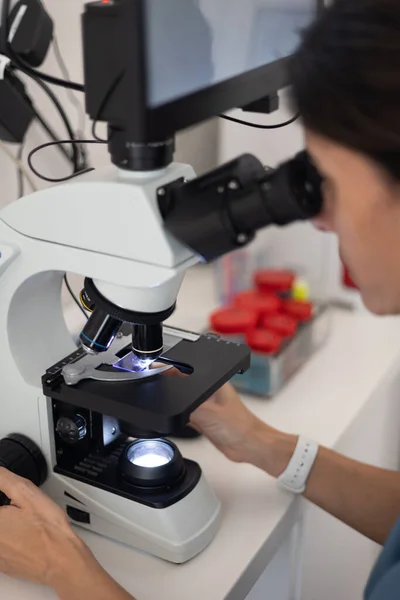 Närbild Kvinnlig Veterinär Tittar Genom Mikroskop Med Digital Display — Stockfoto