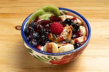 Meyveli sağlıklı Yunan yoğurdu