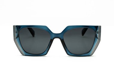 Beyaz arka planda izole edilmiş e-ticaret için mavi polarize güneş gözlüklerinin ön görünümü.