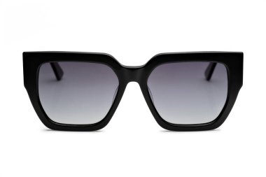 Beyaz arka planda izole edilmiş e-ticaret için siyah polarize güneş gözlüklerinin ön görünümü.