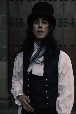 Karanlıklar Lordu 'nun portresi gotik vampir, yakışıklı çift cinsiyetli uzun siyah saçlı, dönemin kostümlü adamı..