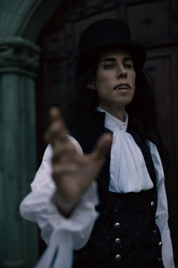 Uzun siyah saçlı yakışıklı ve gizemli gotik vampirin portresi