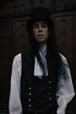 Vampir gotik baştan çıkarıcı çift cinsiyetli çift cinsiyetli uzun siyah saçlı.