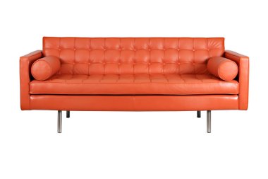 Beyaz arka planda duran turuncu deri kanepe, silindirik destekler, parlak metal bacaklar, çağdaş iç mekanlar için minimalist tasarım.