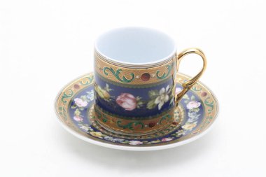 Lüks çay fincanı ve çay tabağı seti. Karmaşık çiçek desenleri, altın aksanlar ve rafine çay saatinden zevk almak için mükemmel mavi bir renk.