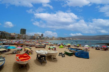 Turistler yaz tatillerini Las Canteras sahillerinde, Büyük Kanarya 'da, Kanarya Adalarında, İspanya' da geçiriyorlar.