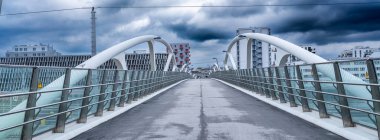 Kışın boş metal yaya köprüsü