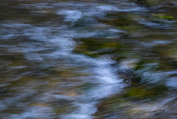 溪流流过岩石 近距离观察 — 图库照片
