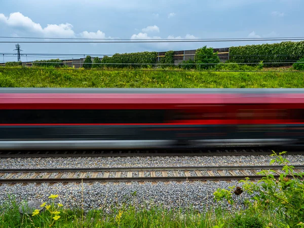 田舎の鉄道の電車の動きのぼやけ ストック画像