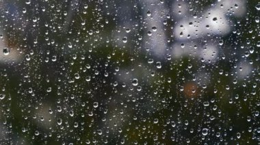 Pencereye su damlaları, yağmur arkaplanı