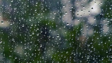 Pencereye su damlaları, yağmur arkaplanı