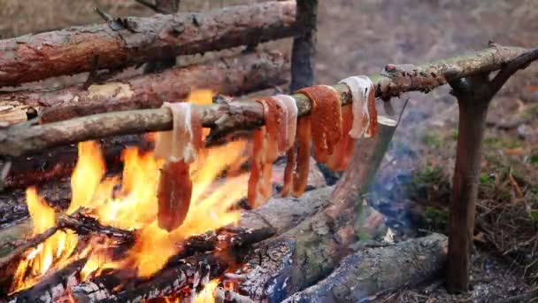 Ein Prepper Kocht Essen Auf Offenem Feuer Die Handlung Spielt — Stockvideo