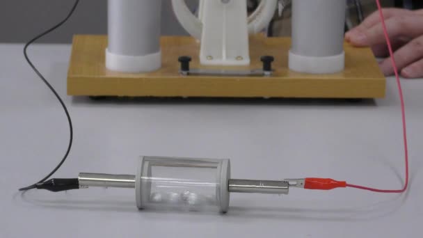 Opladen Van Metalen Bollen Een Diëlektrische Cilinder Illustreren Elektrostatische Principes — Stockvideo