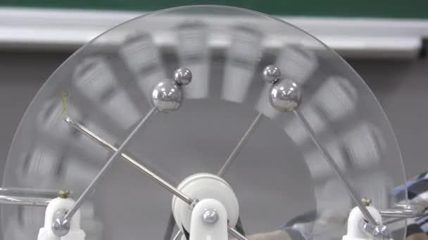 Experimento Gera Eletricidade Estática Usando Máquina Eletrostática Observando Descarga Perto — Vídeo de Stock