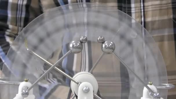 Експеримент Генерує Статичну Електрику Допомогою Електростатичної Машини Спостерігаючи Розрядом Поблизу — стокове відео
