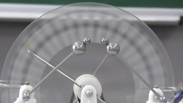 Deney Elektrostatik Makine Kullanarak Statik Elektrik Üretir Yüklü Nesnenin Yakınındaki — Stok video