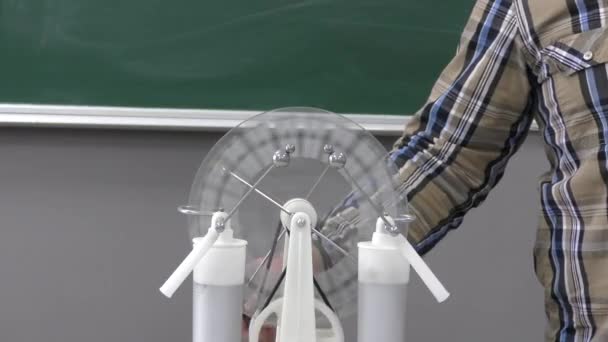 Експеримент Генерує Статичну Електрику Допомогою Електростатичної Машини Спостерігаючи Розрядом Поблизу — стокове відео