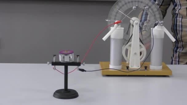 Experimento Faraday Ilustra Indução Eletromagnética Campo Magnético Mudança Perto Condutor — Vídeo de Stock
