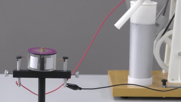 法拉第实验说明了电磁感应 导体附近磁场的变化会诱发电流 导致机械运动 导致旋转 — 图库视频影像