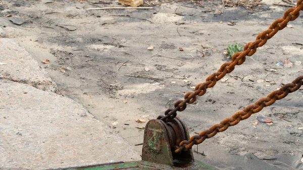 Platformu yükseltmek için paslı metal zincir. Yüksek kalite fotoğraf
